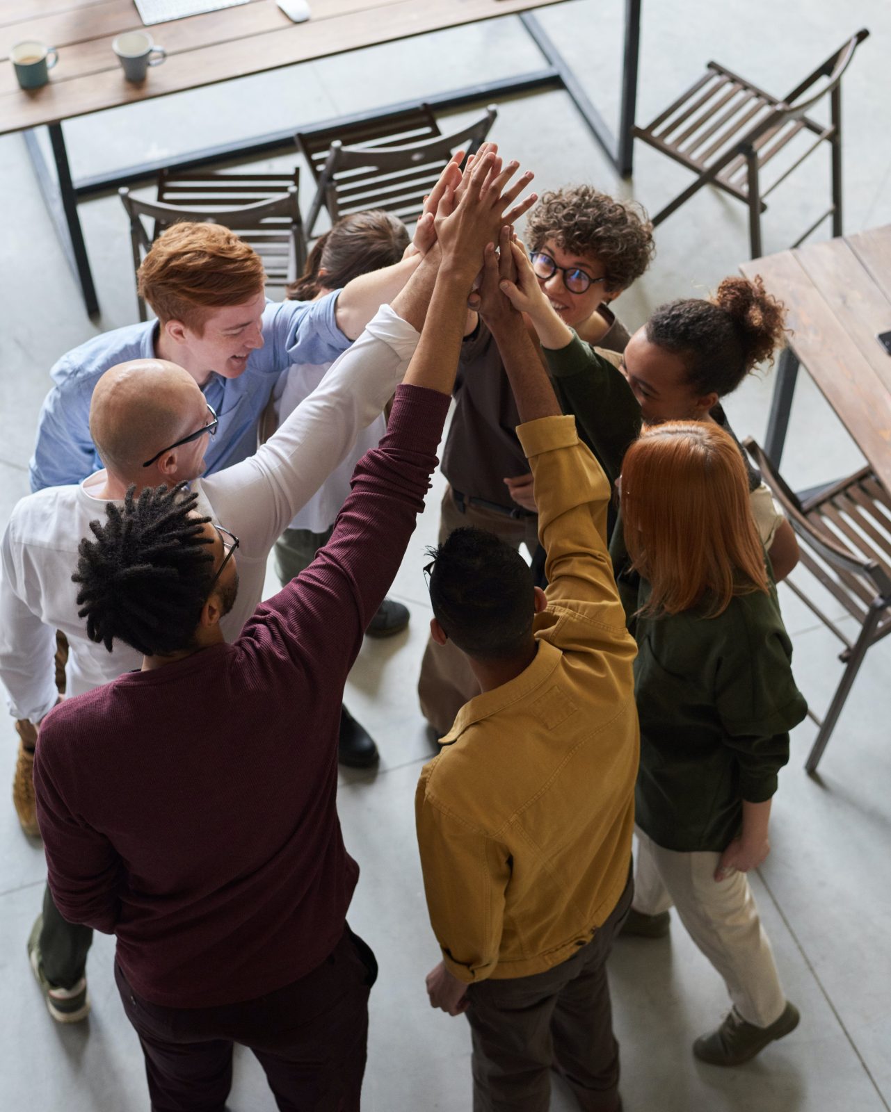 Equipo colaborando en un entorno profesional