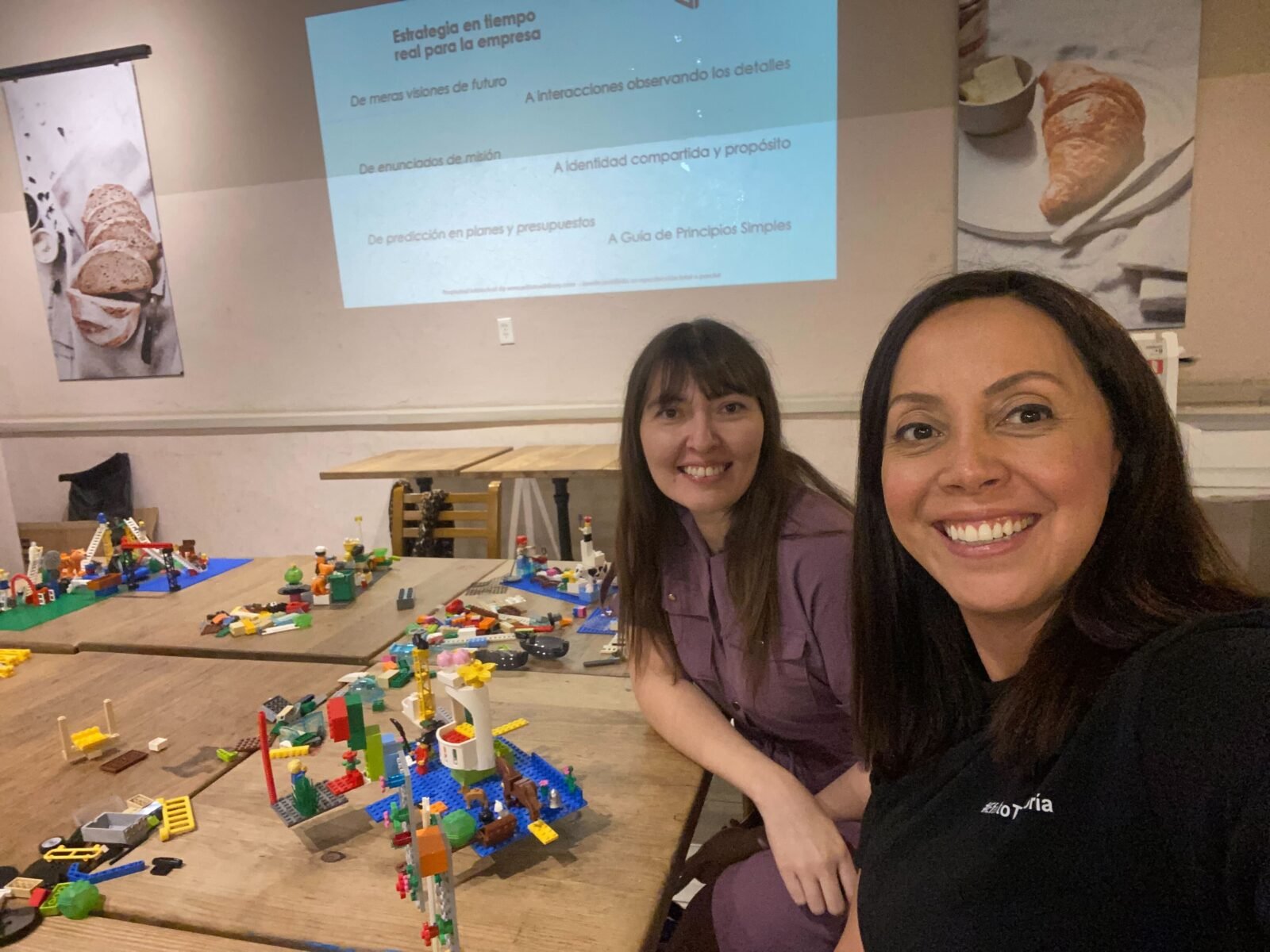 Participantes construyendo modelos de LEGO® durante una sesión de LEGO® Serious Play® facilitada por Talentoría