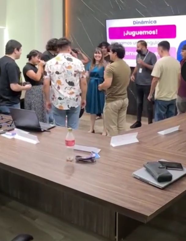 Facilitador de Talentoría guiando una dinámica de integración estratégica con equipo empresarial en Chihuahua