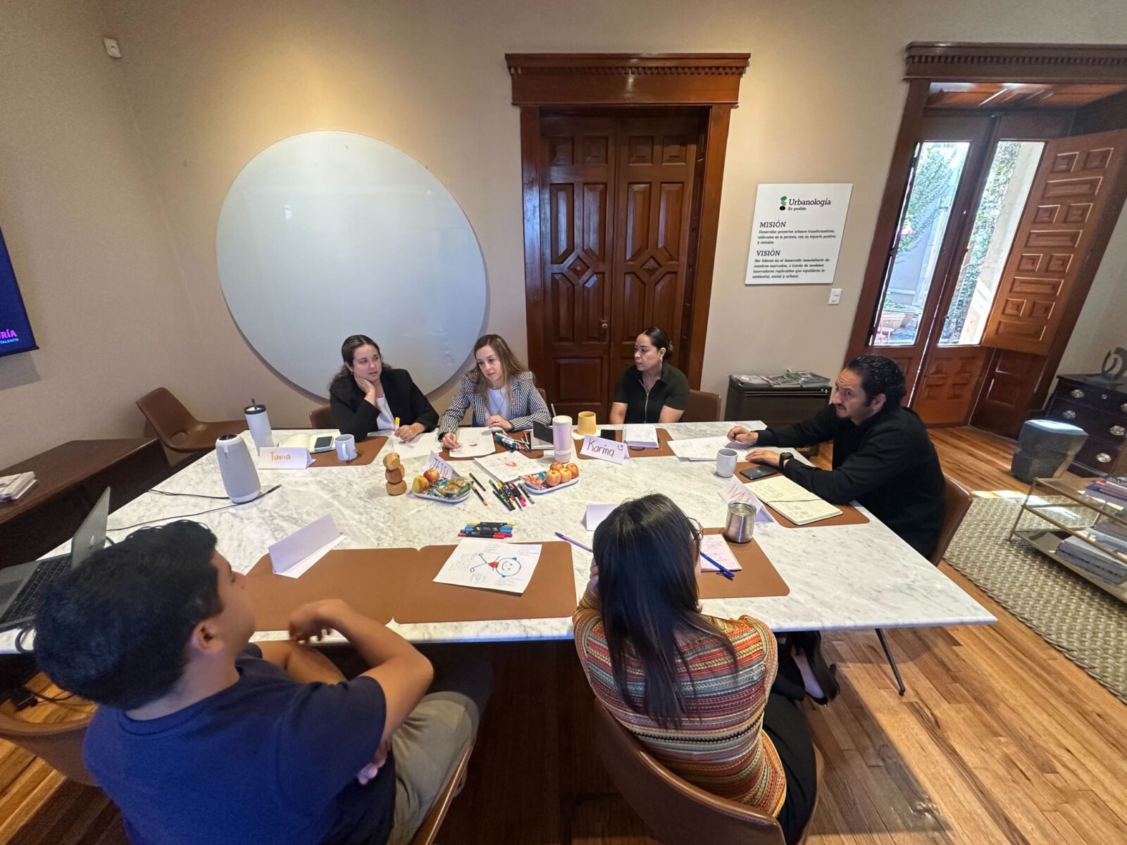 Candidato integrándose con éxito a su nuevo equipo de trabajo