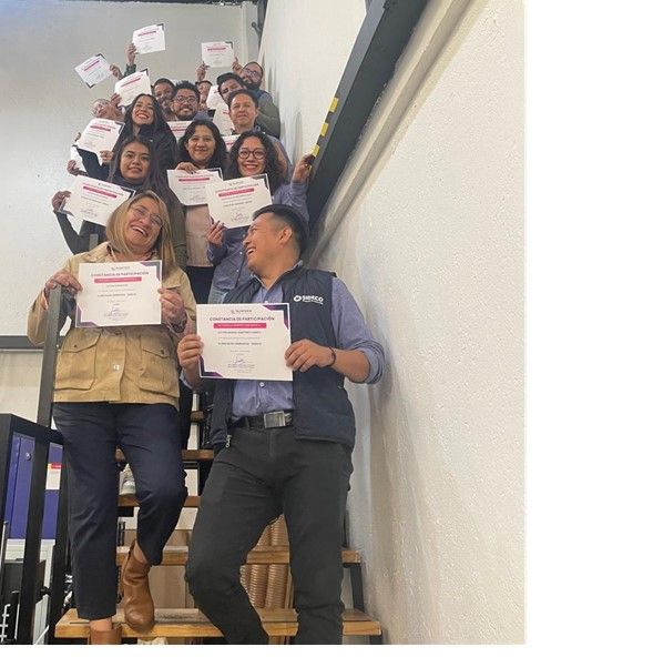 Colaboradores de una planta en Chihuahua sonriendo con orgullo corporativo