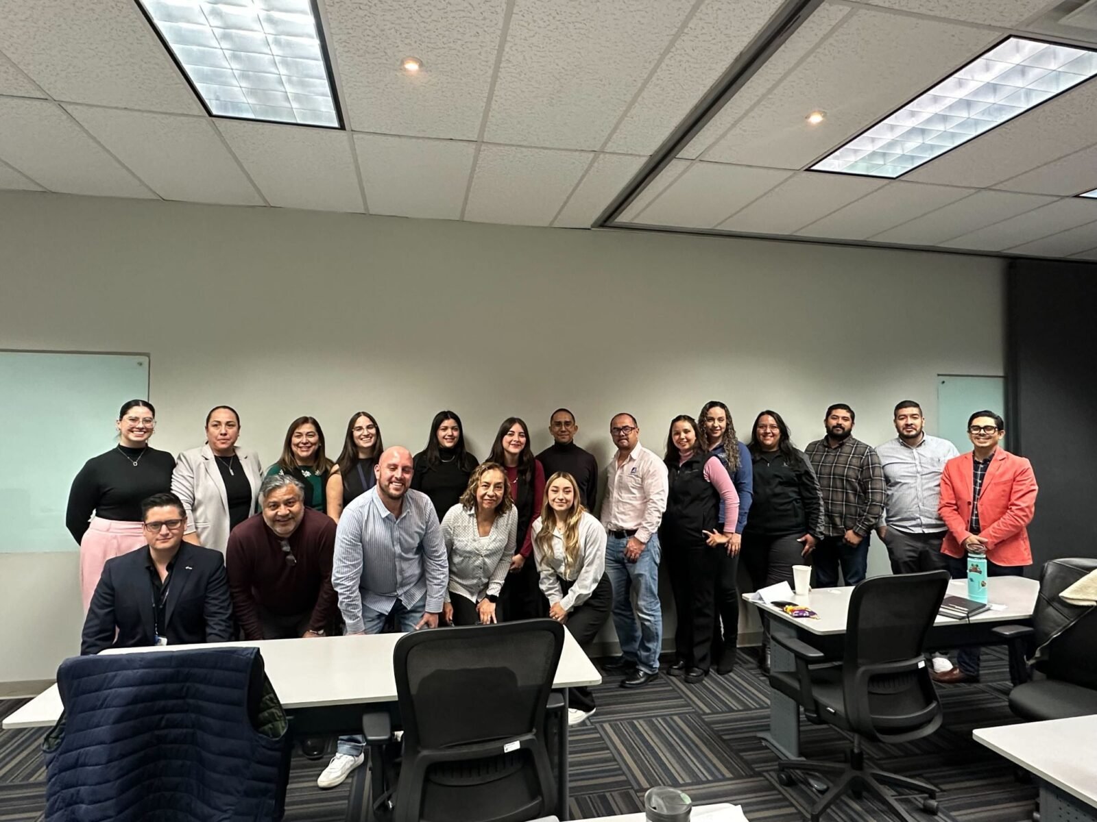 Grupo de colaboradores en una sesión de capacitación presencial facilitada por Talentoría