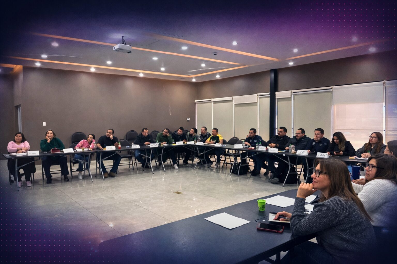 Plataforma de onboarding digital de Talentoría visualizada en móvil y desktop